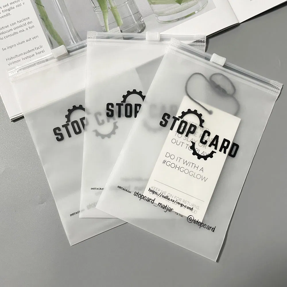 Bolsa de cierre con cremallera mate biodegradable de alta calidad para impresión personalizada, empaquetado de plástico para ropa, camiseta y pantalones cortos
