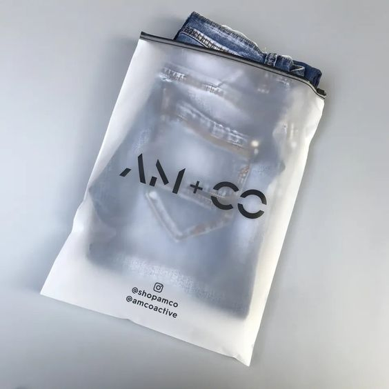 Bolsa de ropa de plástico PVC transparente con logo impreso personalizado, bolsa de camiseta con cremallera para empaquetar prendas