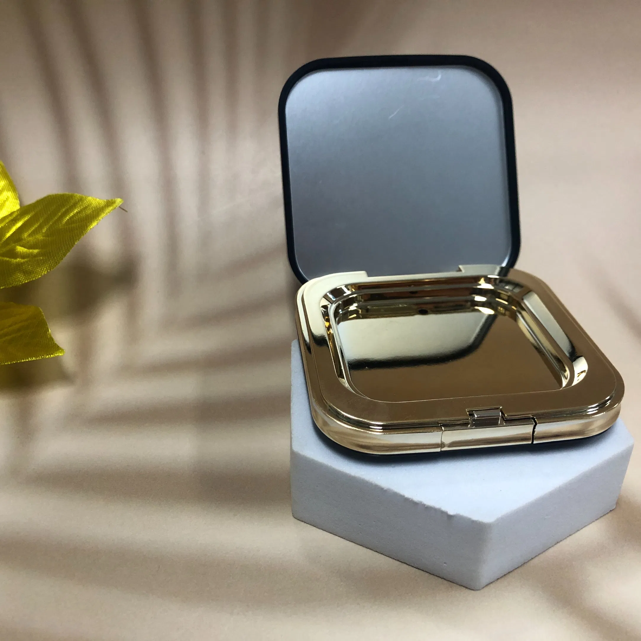 Estuche de polvo compacto cosmético de lujo en azul oscuro para maquillaje con hilo dorado