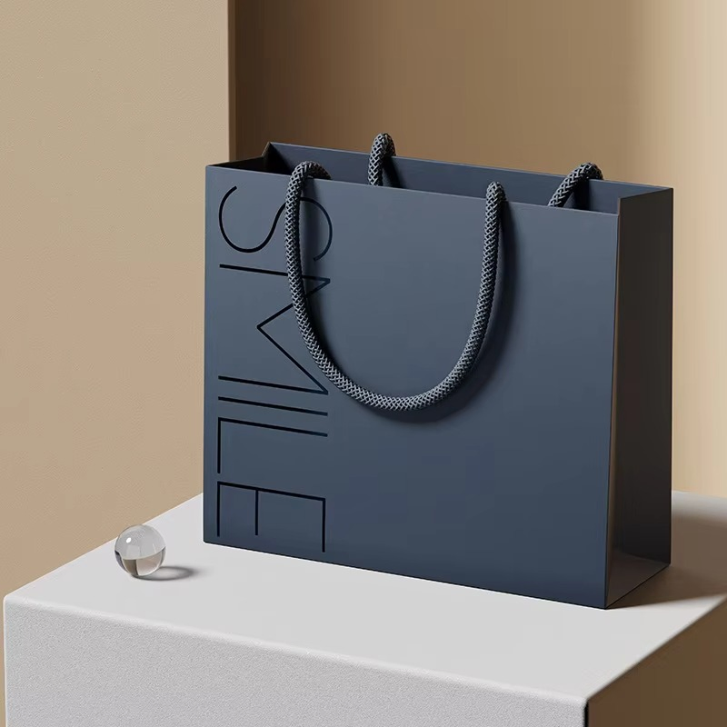 Bolsa de regalo negra mate de lujo con logo para ropa, bolsas personalizadas