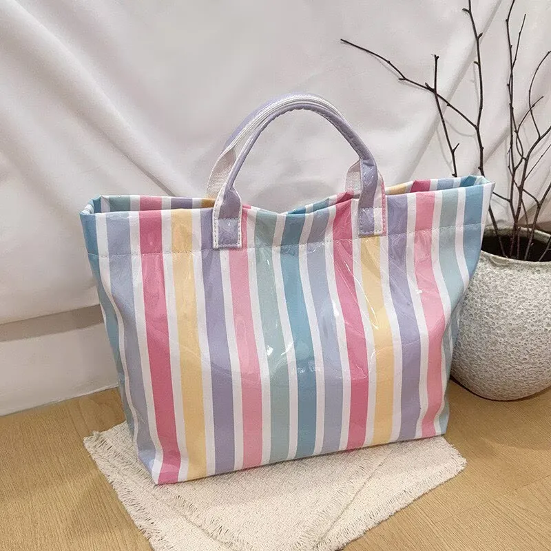 Detalle del bolso de playa de PVC