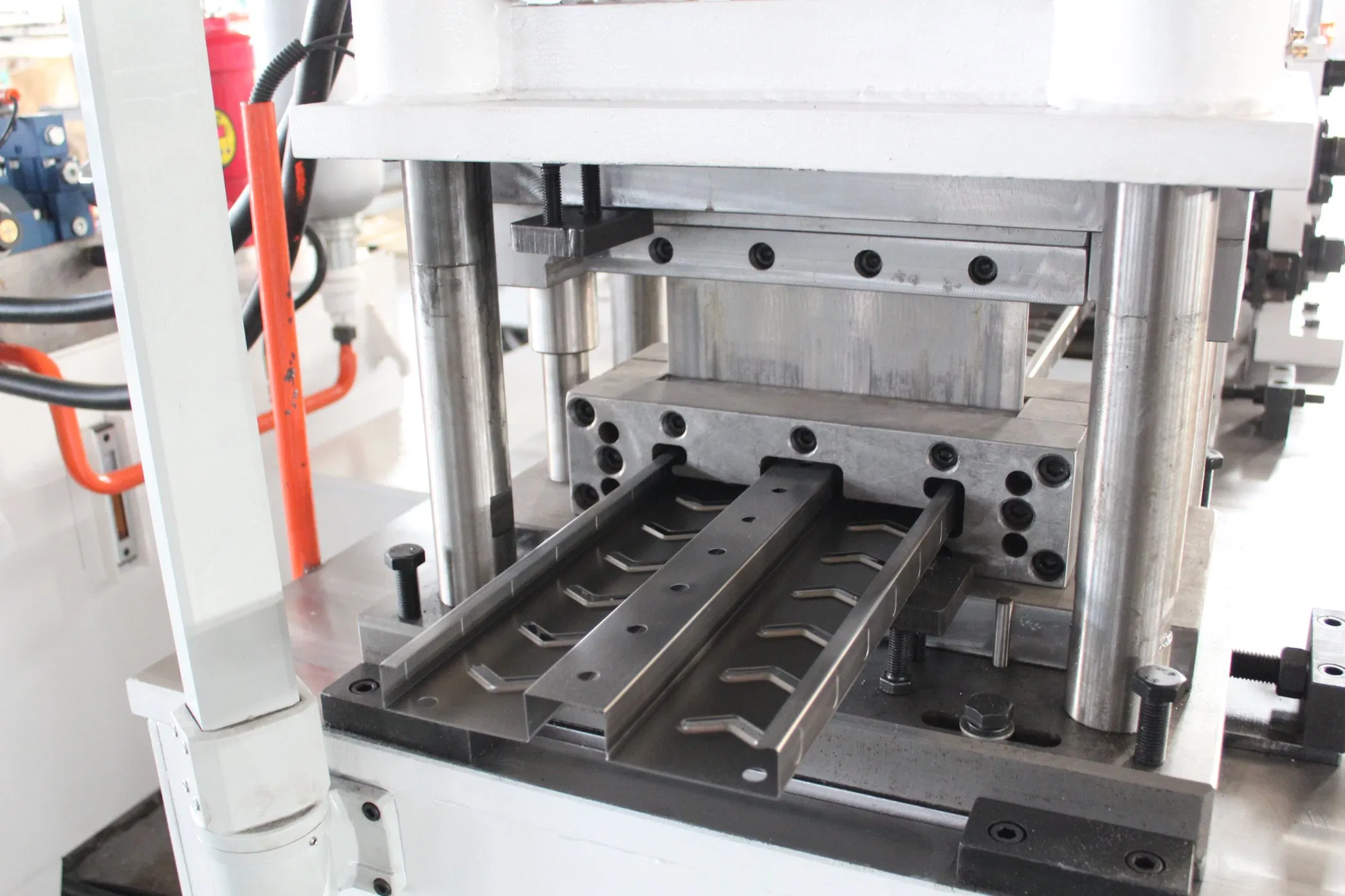 China Manufacturer Roll Forming High Corrosion Resistance Steel Pallets Profiles for Production Floor