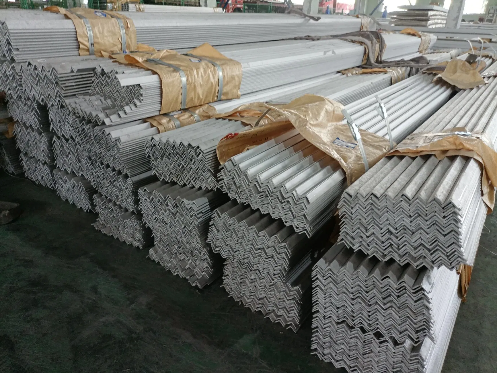 Factory Price 321 316 310 0.3mm-100mm Thickness Hot Rolled Angel Iron 100*100*6mm Size Angle Steel Bar