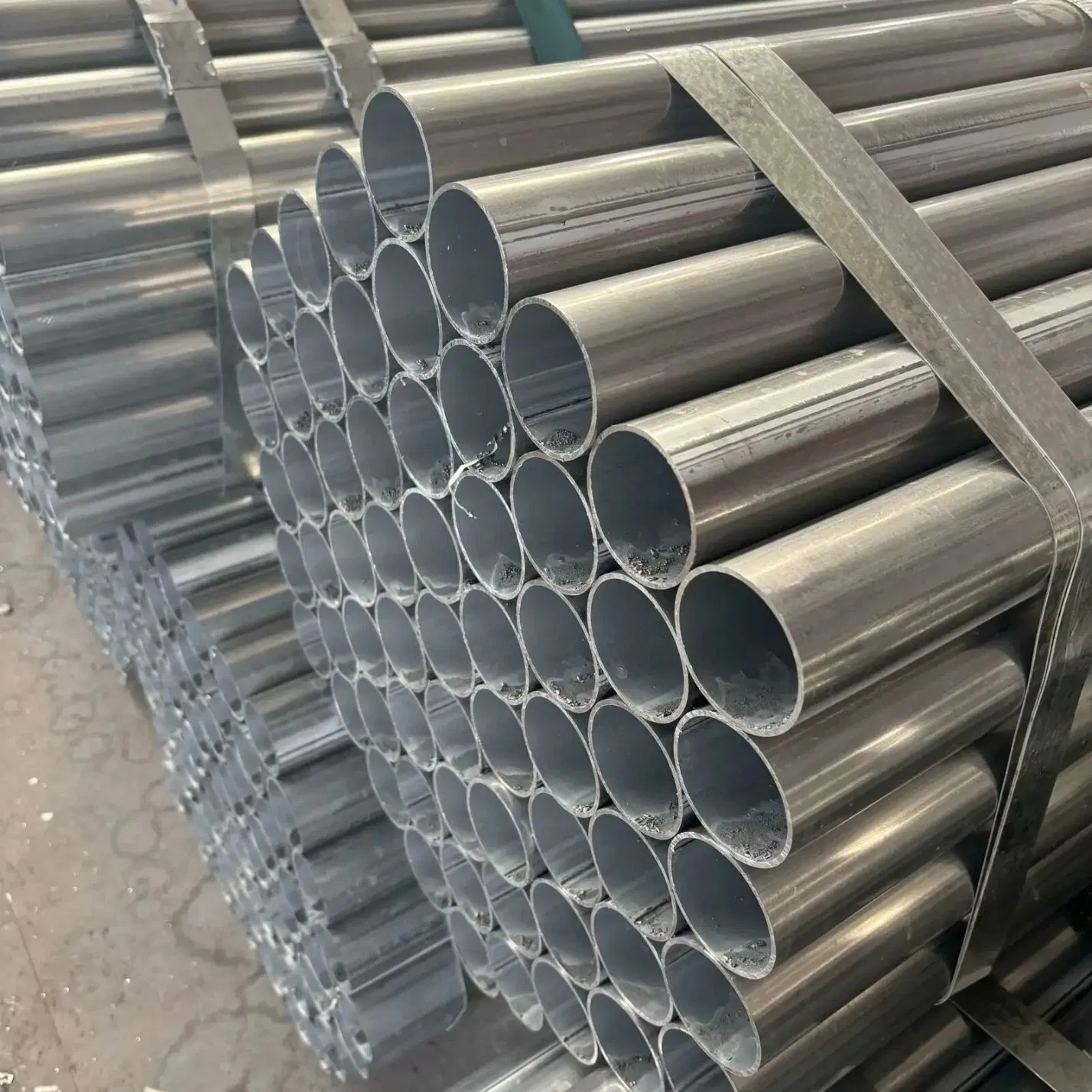 Hot Dipped Galvanized Seamless Welded Steel Pipe Gi Hollow Round Pipe ERW