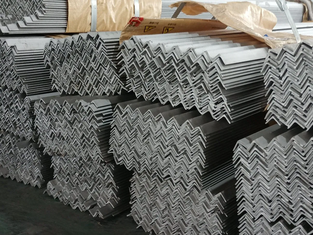 Factory Price 321 316 310 0.3mm-100mm Thickness Hot Rolled Angel Iron 100*100*6mm Size Angle Steel Bar
