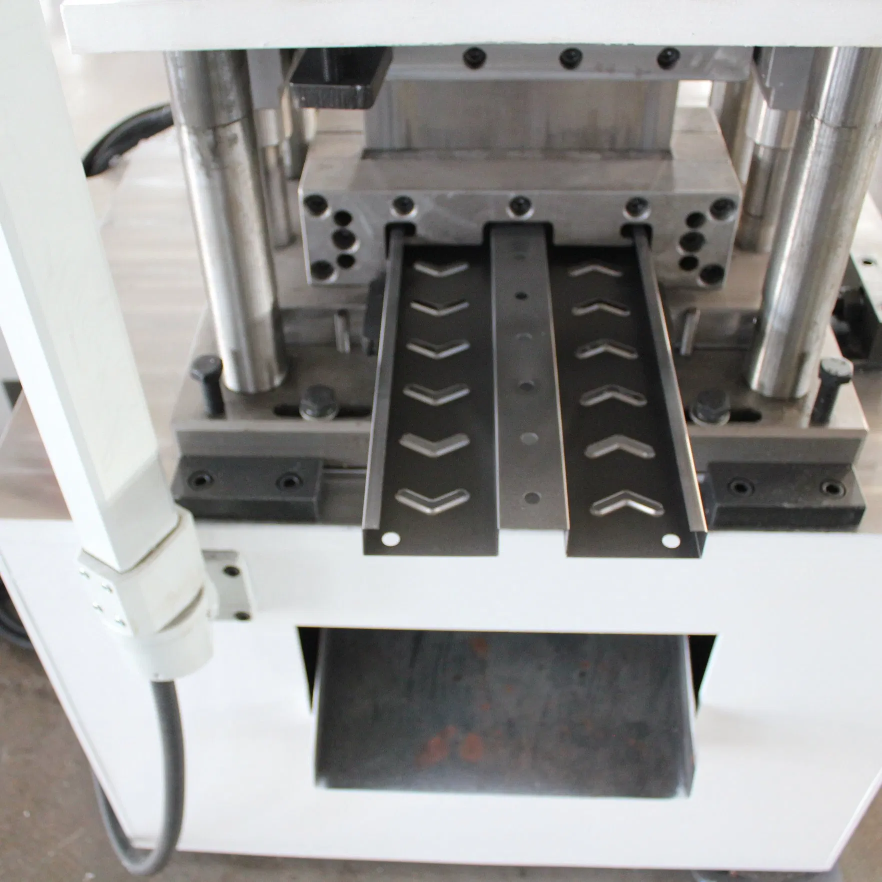 China Manufacturer Roll Forming High Corrosion Resistance Steel Pallets Profiles for Production Floor