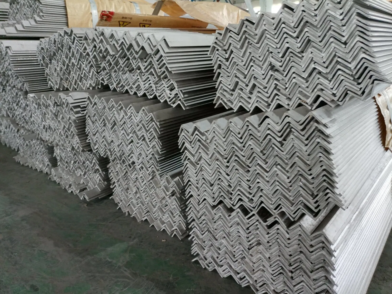 Factory Price 321 316 310 0.3mm-100mm Thickness Hot Rolled Angel Iron 100*100*6mm Size Angle Steel Bar