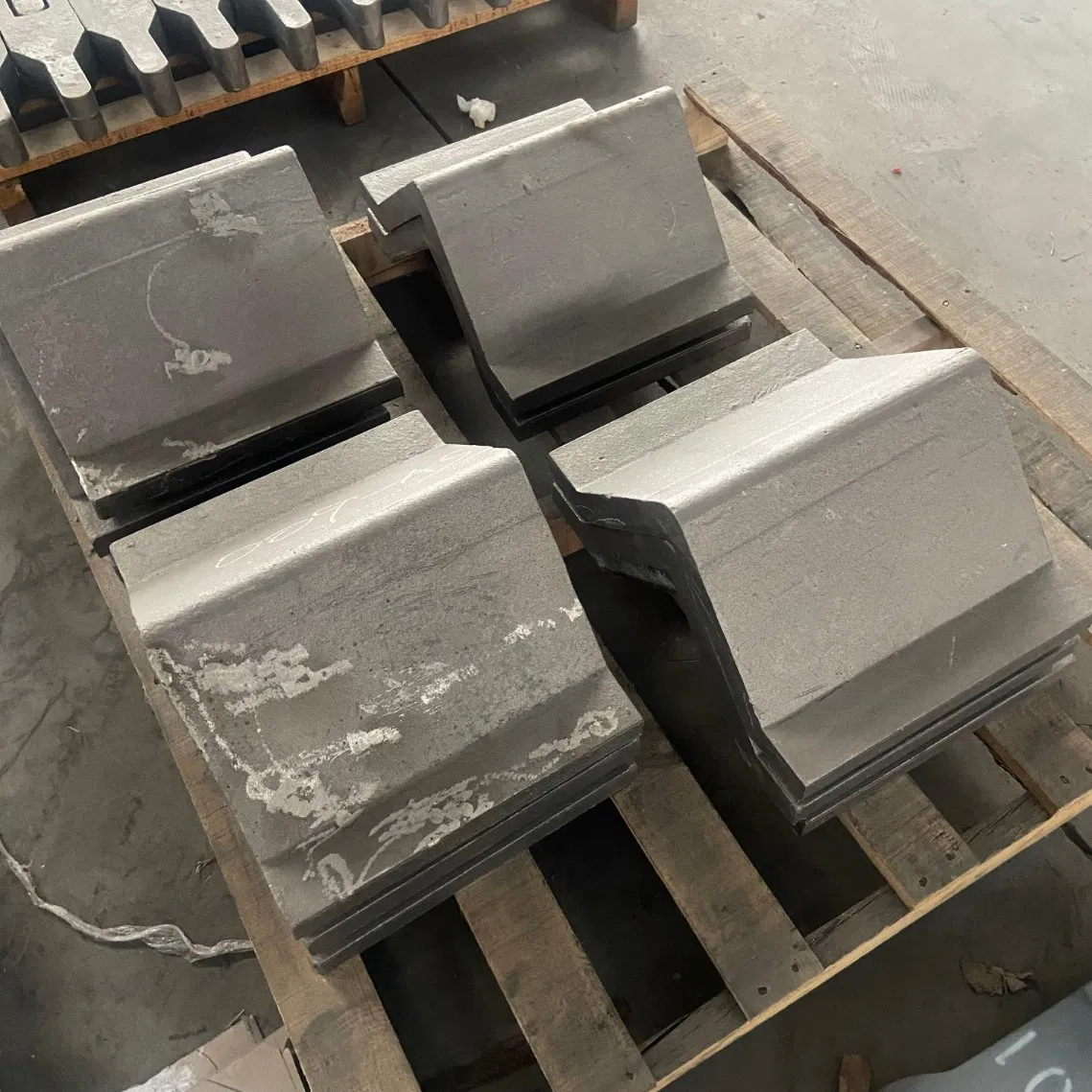 Wear-Resistant Crusher Spare Parts Mining Hammer Crusher Ceramic Composite Hammers