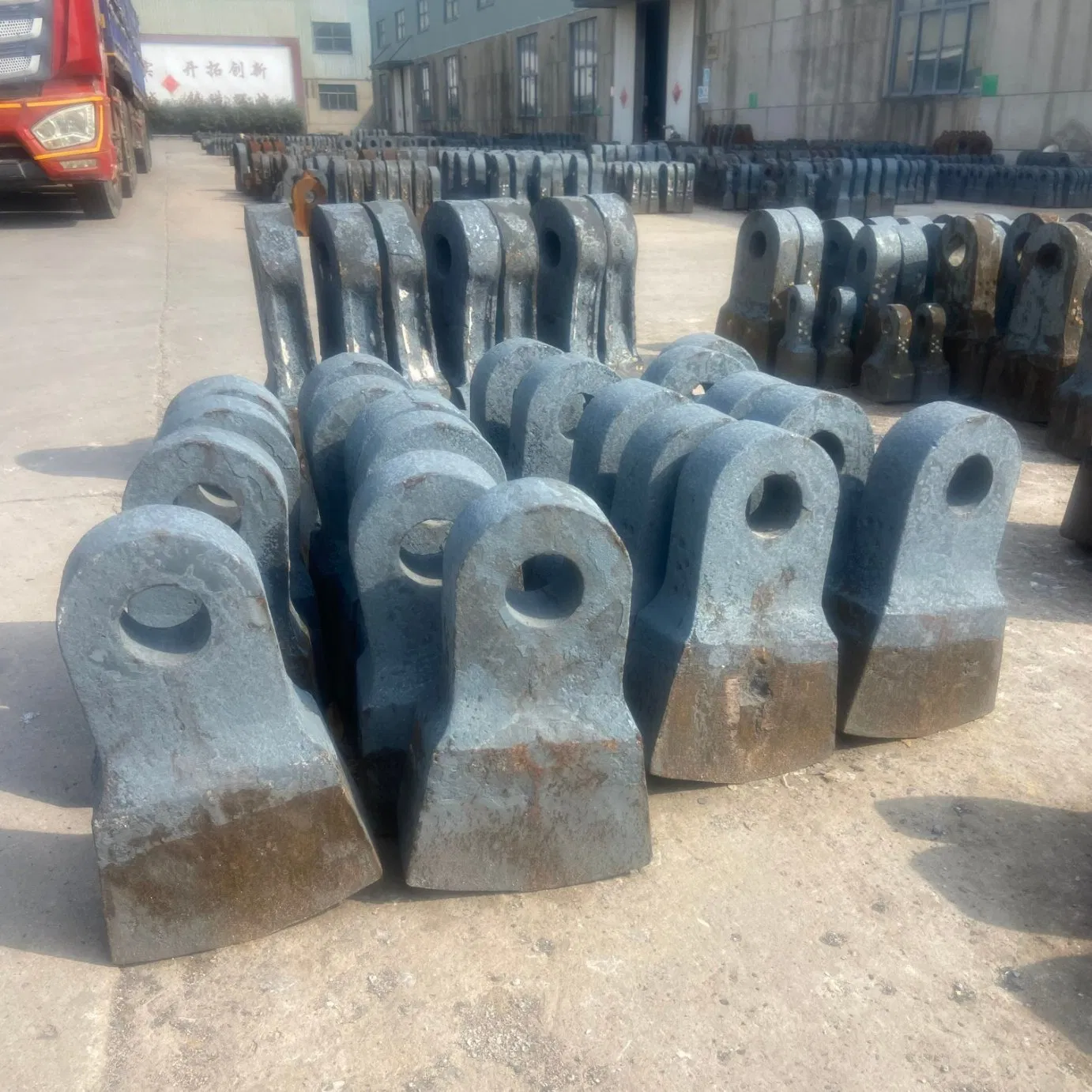 Wear-Resistant Crusher Spare Parts Mining Hammer Crusher Ceramic Composite Hammers