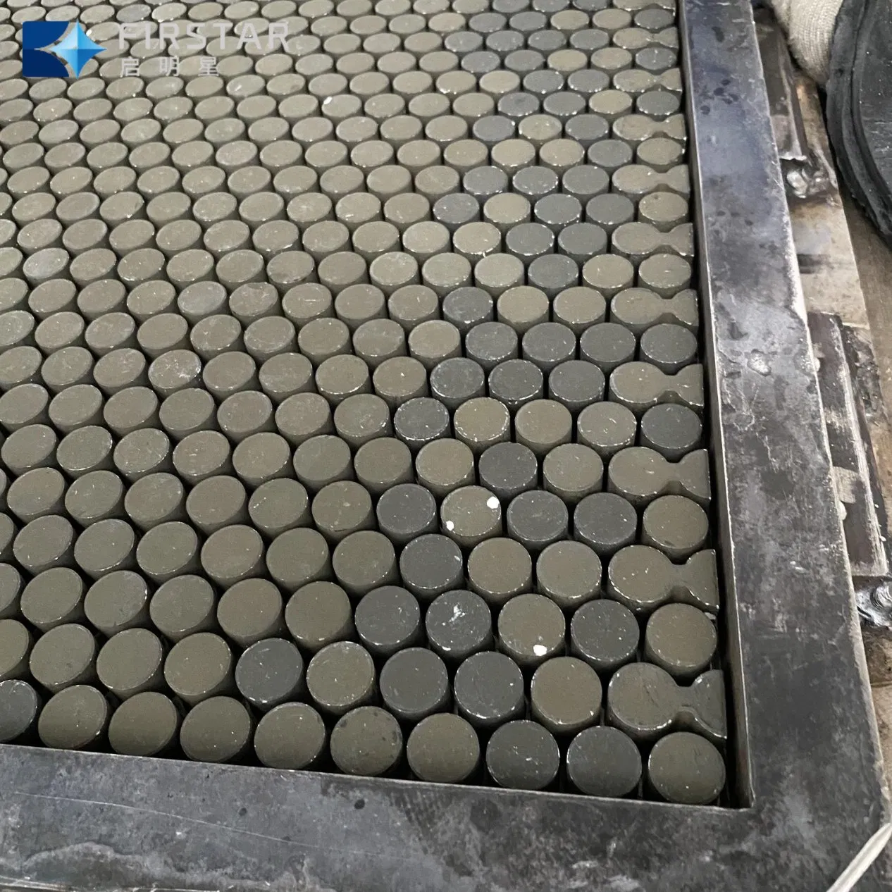 China Factory Produce High Quality Rubber Backed Alumina Composite Plates