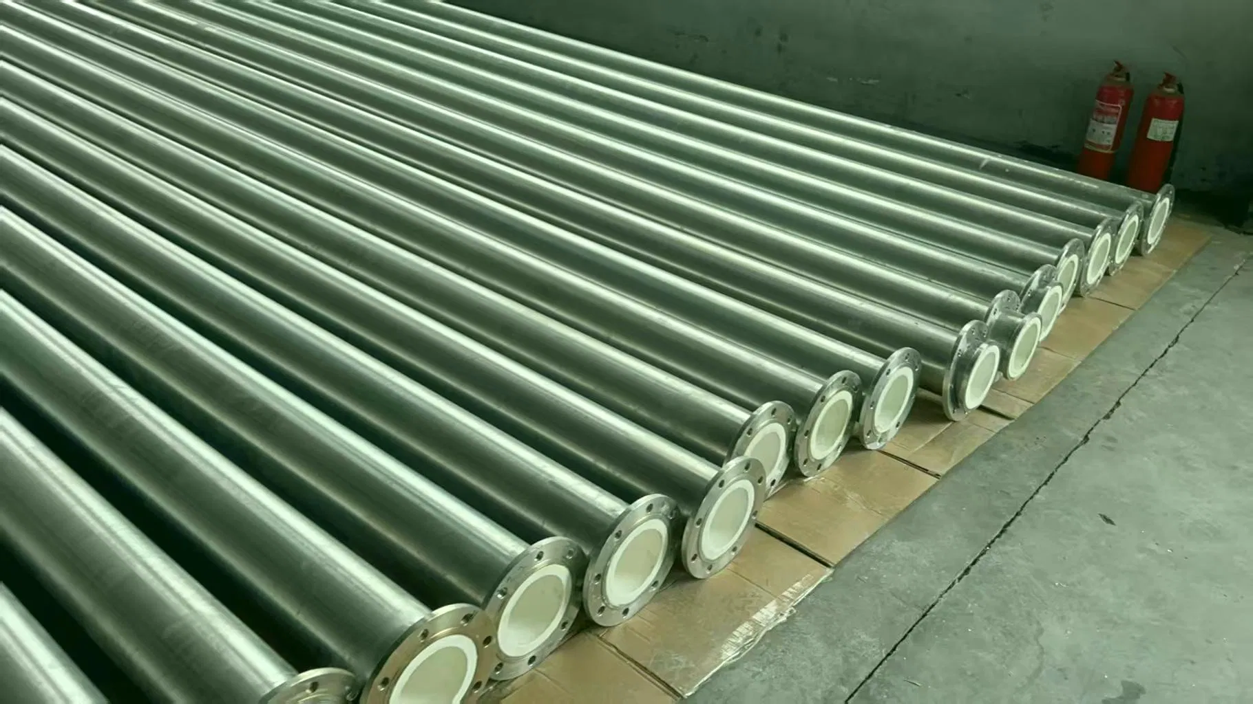 Weldable Alumina Ceramic Tile Lined Steel Chute/Silo/Hopper Widely Used in Mining Industries