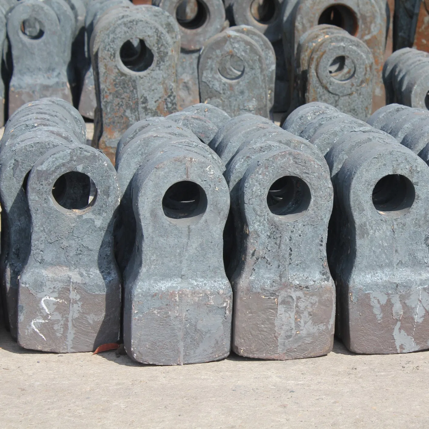 Mining Hammer Crusher Spare Parts Ceramic Composite Hammer Head Wear Resistant Parts