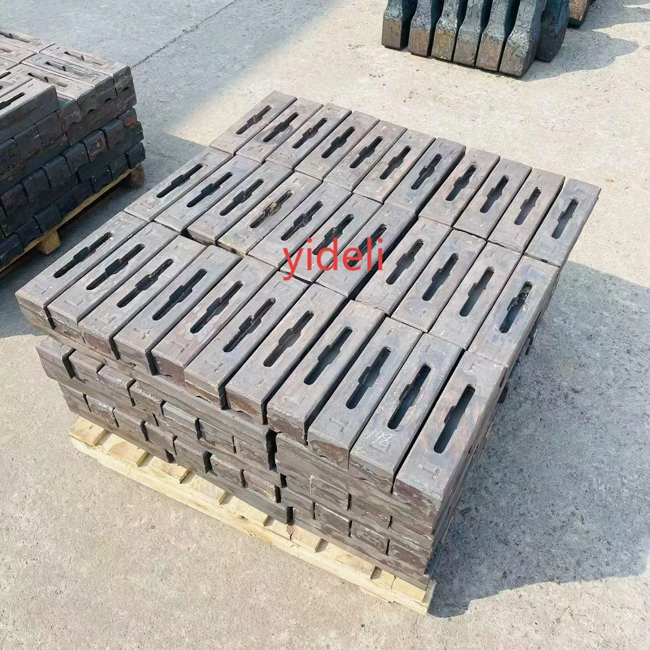High Chromium Cast Manganese Steel Composite Hammer Head Crusher Wear Part