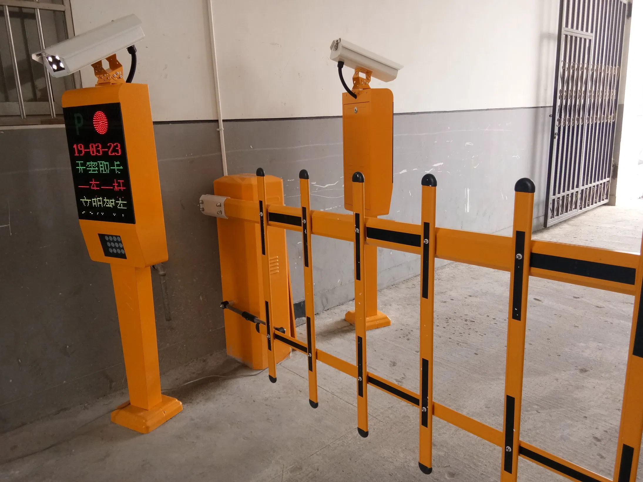 Smart Long Range RFID Reader Camera Guidance System Price License Plate Software Car Parking Solutions