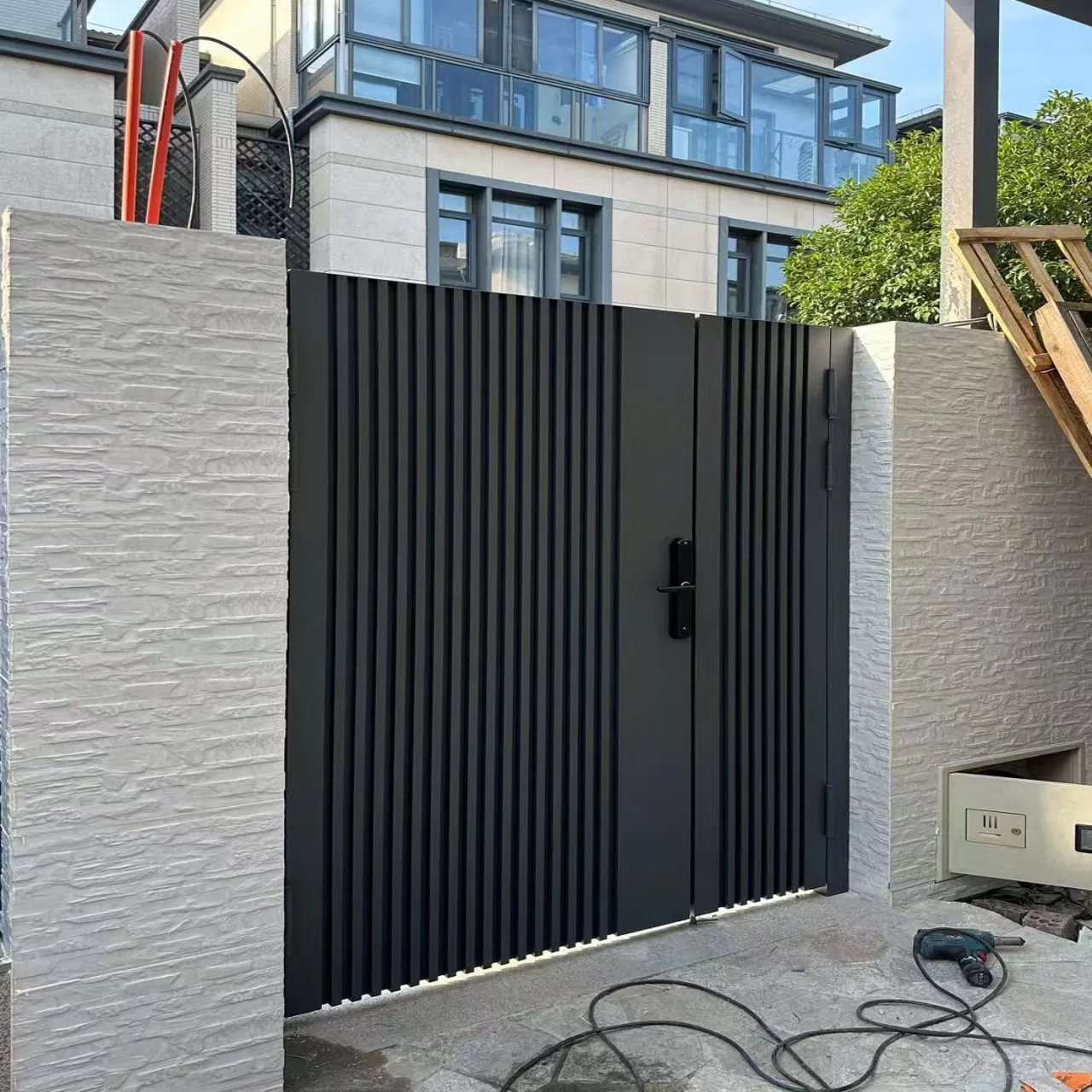 15. High-Quality Aluminum Entrance Gate for Modern Courtyard Durable Metal Security Door with Contemporary Architectural Style