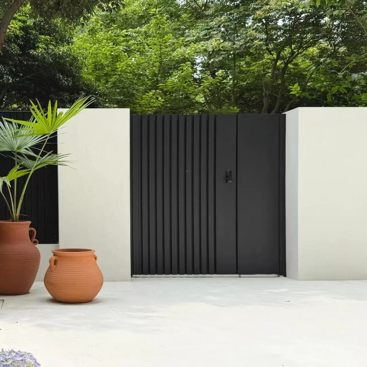 15. High-Quality Aluminum Entrance Gate for Modern Courtyard Durable Metal Security Door with Contemporary Architectural Style