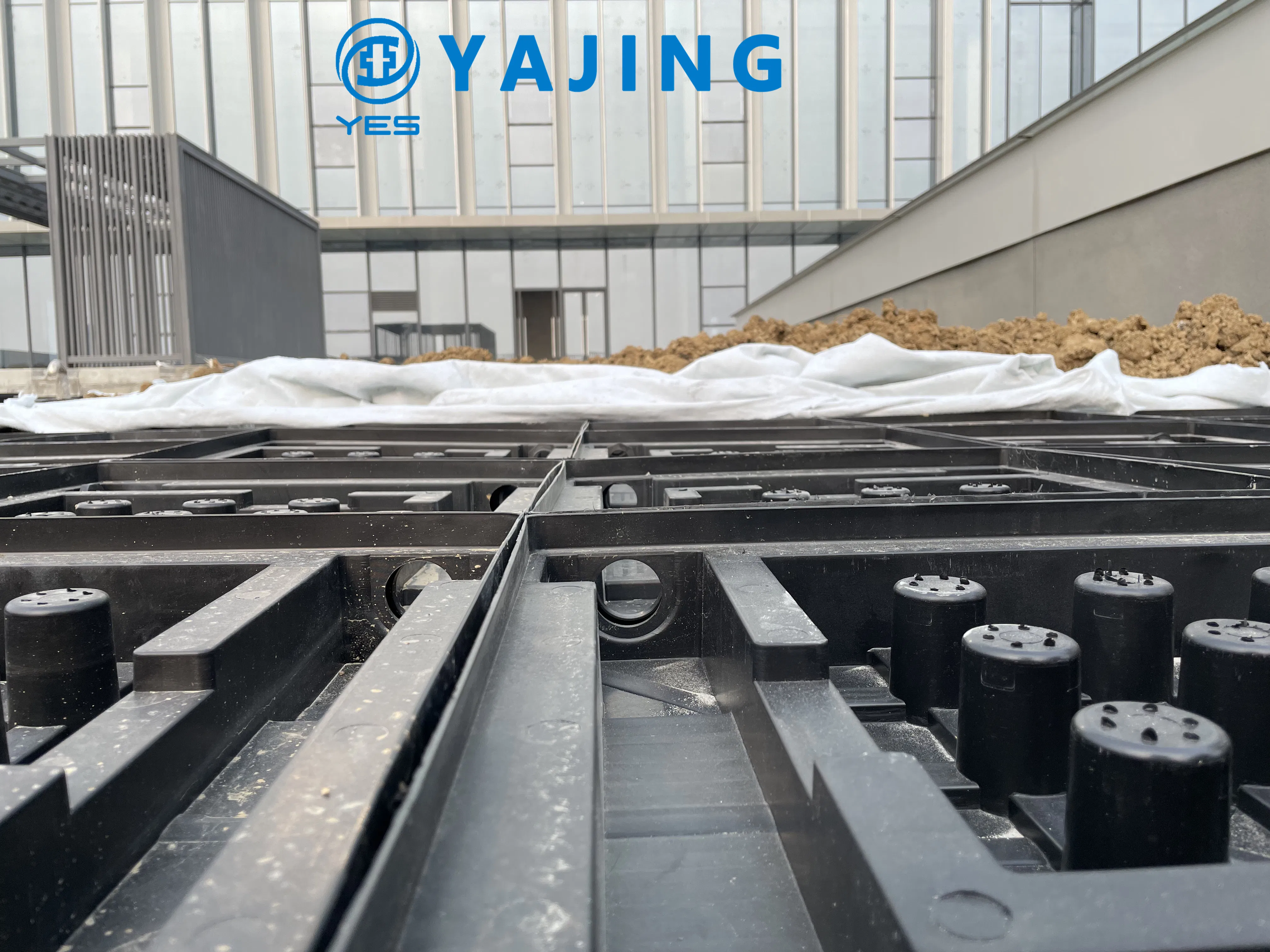 Self Watering Box for Rooftop Gardens and Urban Farming Solutions