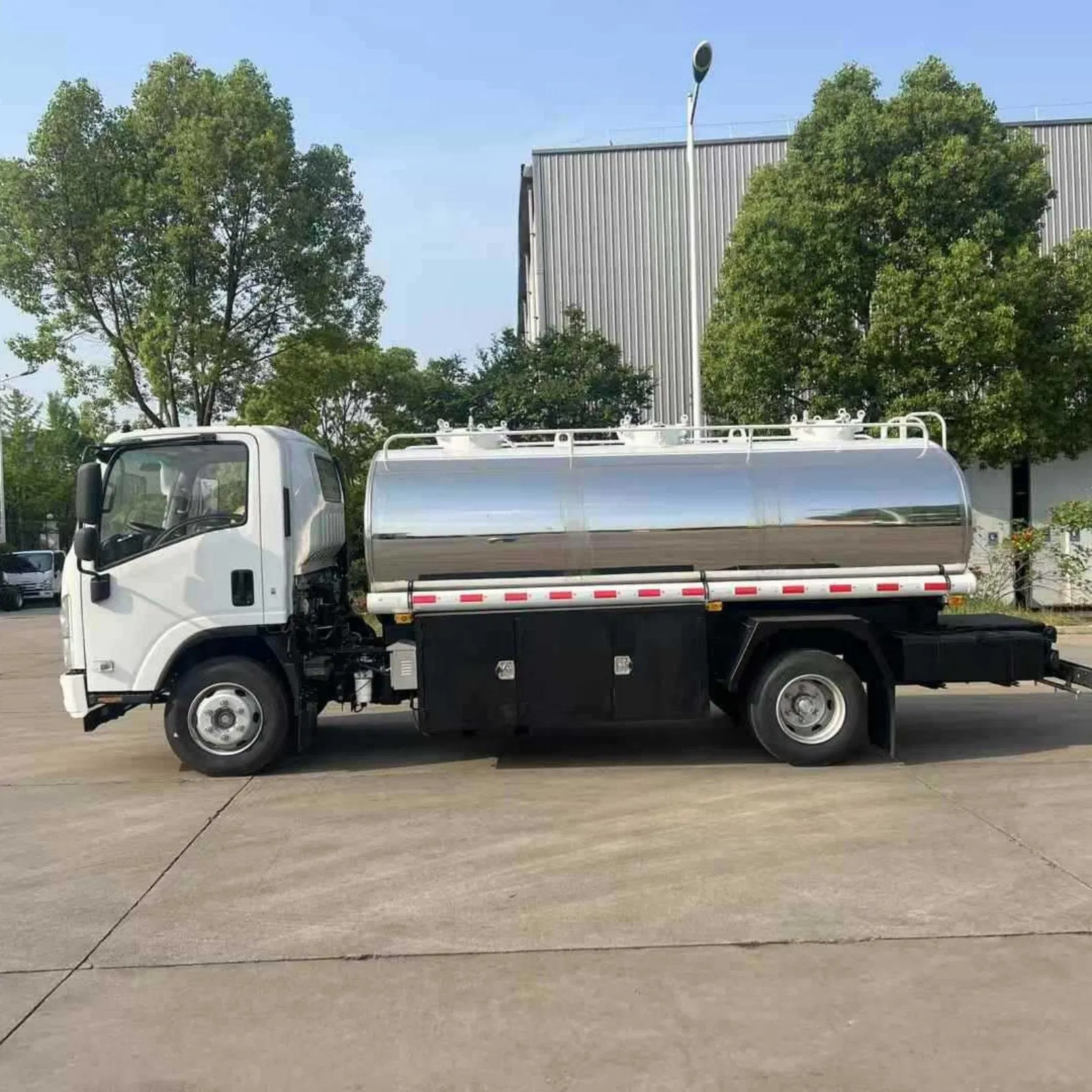 Export Lsuzu Drinking Water Delivery Truck Wine Transport Truck Edible Oil and Beverage Transport Truck