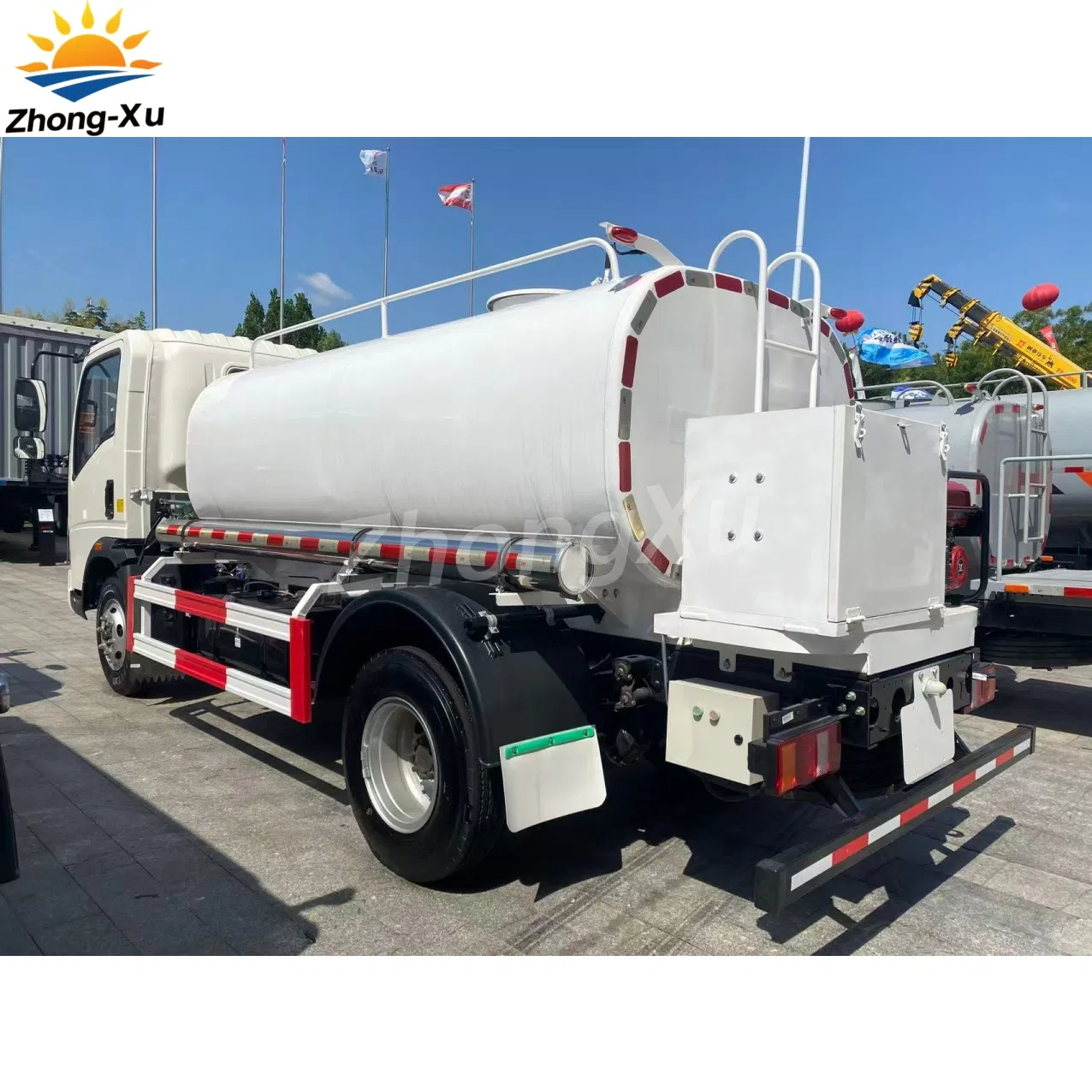 New Sinotruk HOWO /Shacman 4X2 Light Small Diesel Gasoline Fuel Tanke/Liquid Nitrogen/Edible Oil/Natural Gas/Tank/Water Bowser Truck for Cooling/Transport