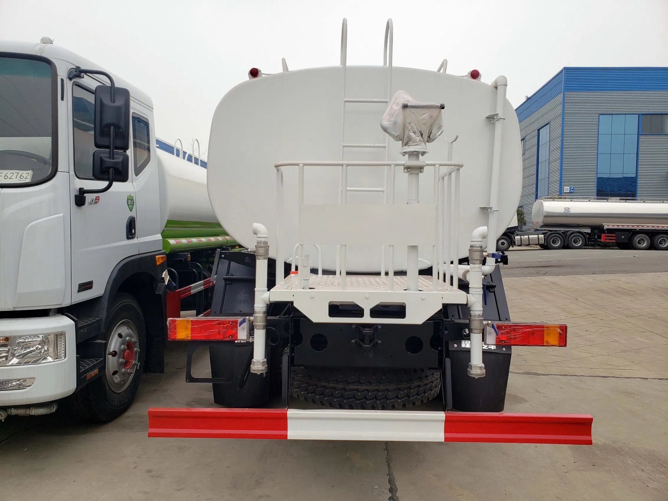 DFAC Shacman Fuel Tanker Truck Water /Milk/Edible Oil /Chemical Liquids Tank Truck