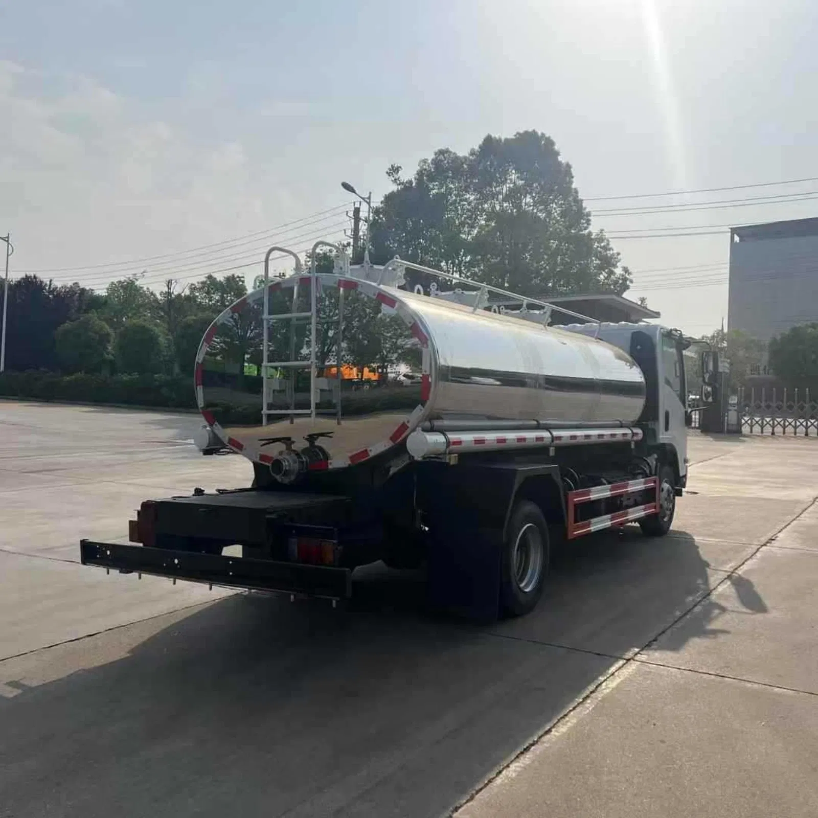 Export Lsuzu Drinking Water Delivery Truck Wine Transport Truck Edible Oil and Beverage Transport Truck