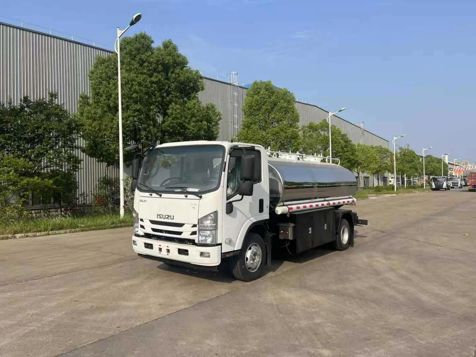 Export Lsuzu Drinking Water Delivery Truck Wine Transport Truck Edible Oil and Beverage Transport Truck