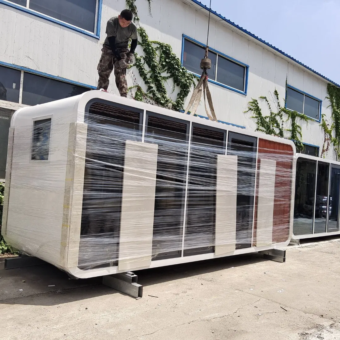 Factory Direct Sell 20FT40FT Tiny Apple Capsule Mobile Home Prefabricated Cabin with Kitchen and Bathroom for Hotels and Resort