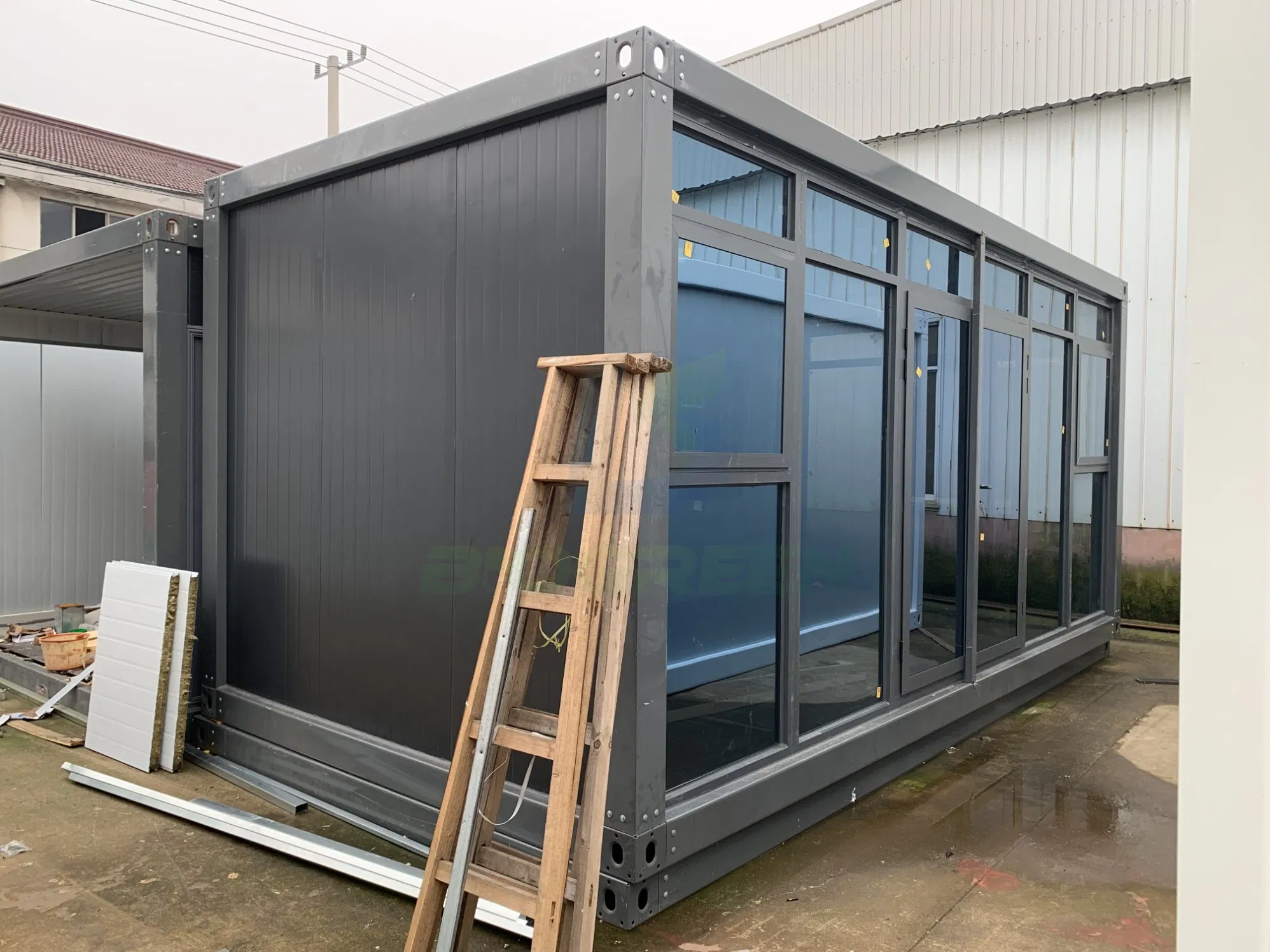 Eco-Friendly 20FT 40FT Solar-Integrated Prefab Container House for off-Grid Living