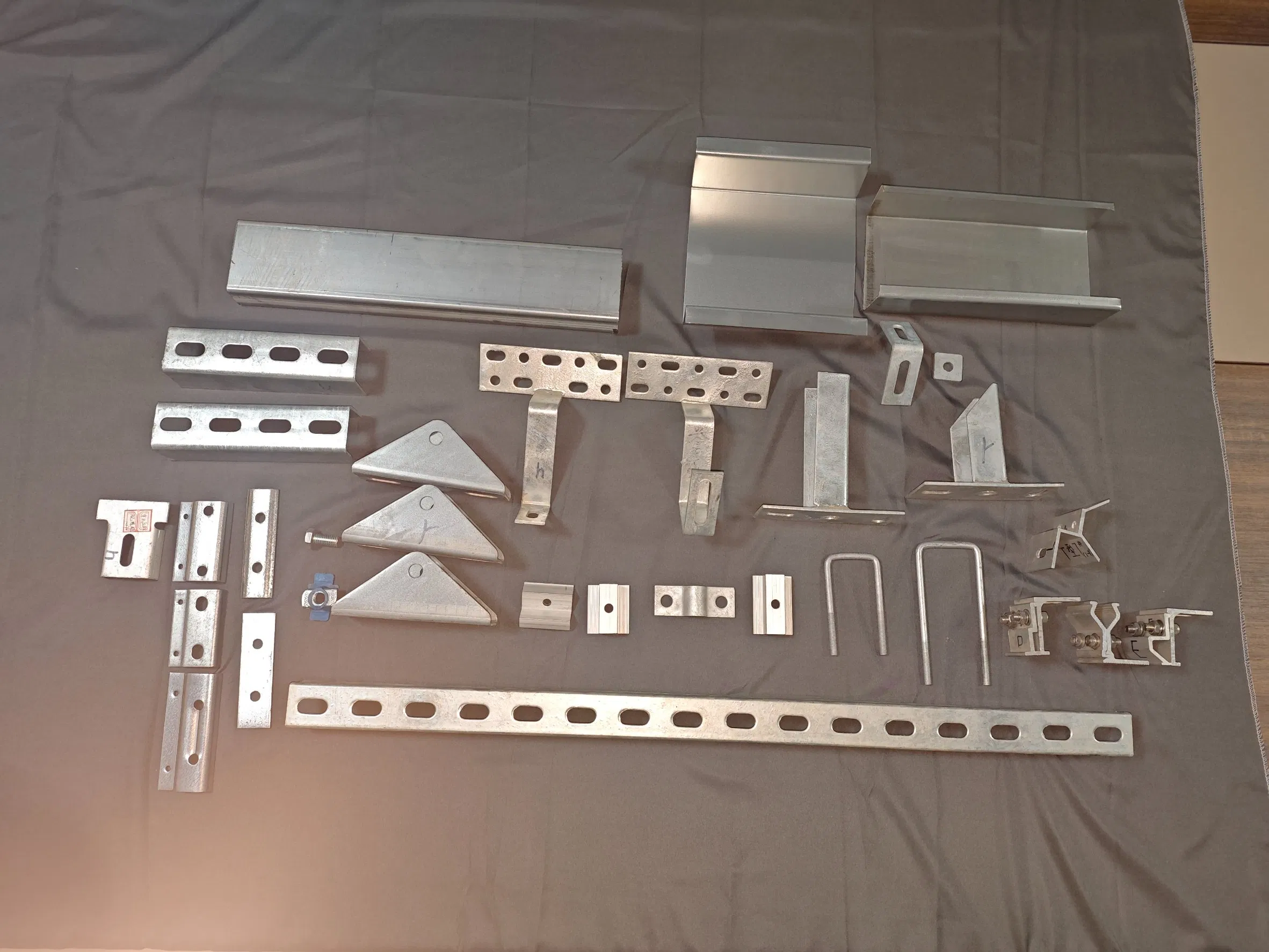 Adjustable Roof Bracket for Optimal Solar Panel Positioning and Support