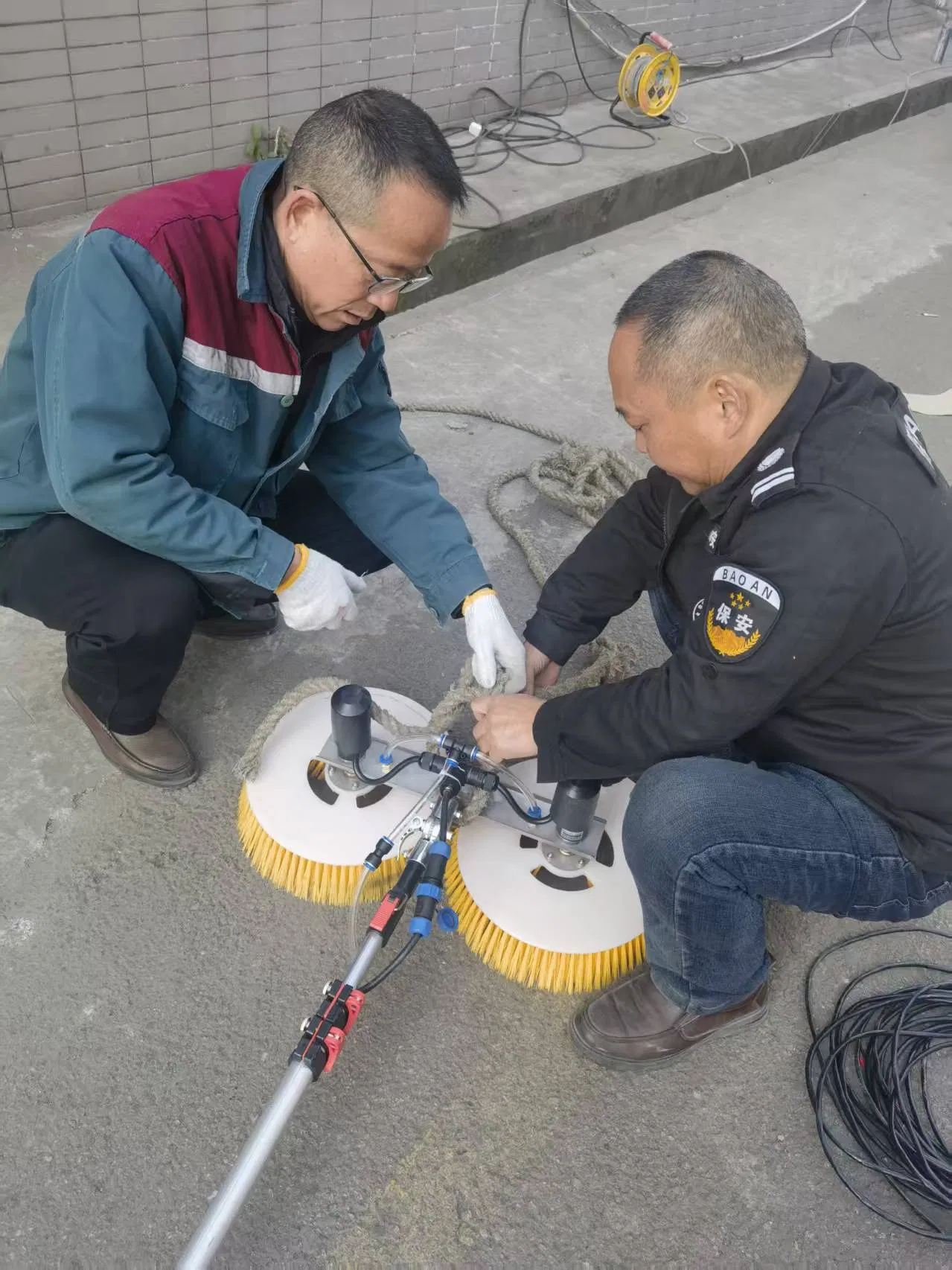 Lithium Battery Power Automatic Solar Panel Cleaning Robot Portable Dry /Water Cleaning Washing Machine for Solar Systems