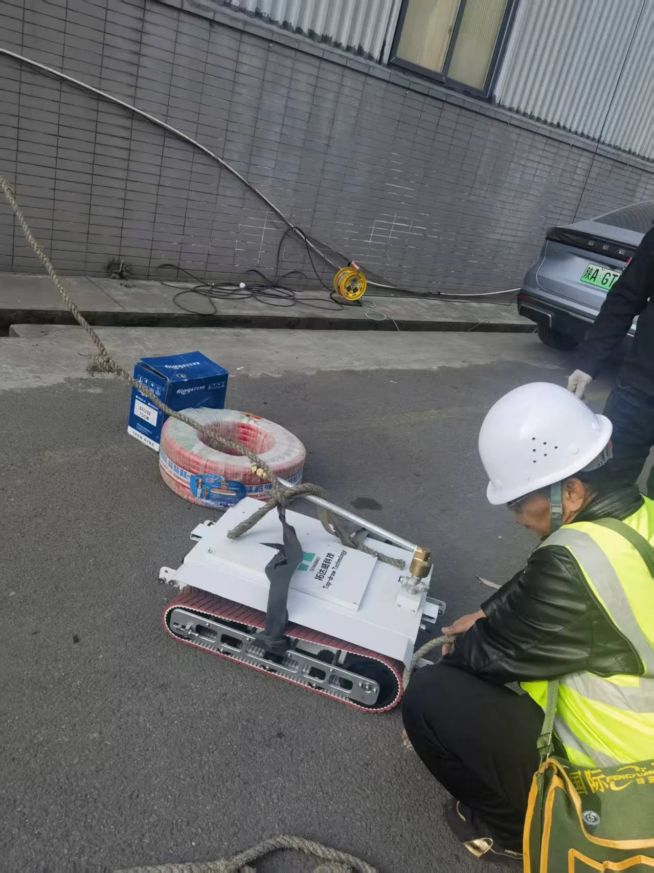 Lithium Battery Power Automatic Solar Panel Cleaning Robot Portable Dry /Water Cleaning Washing Machine for Solar Systems