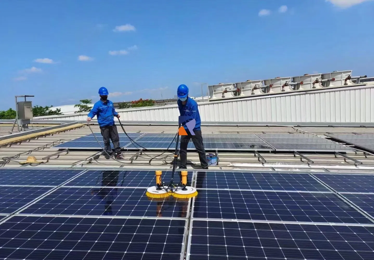 Battery-Operated Solar Panel Cleaning Machine for Portable Convenience