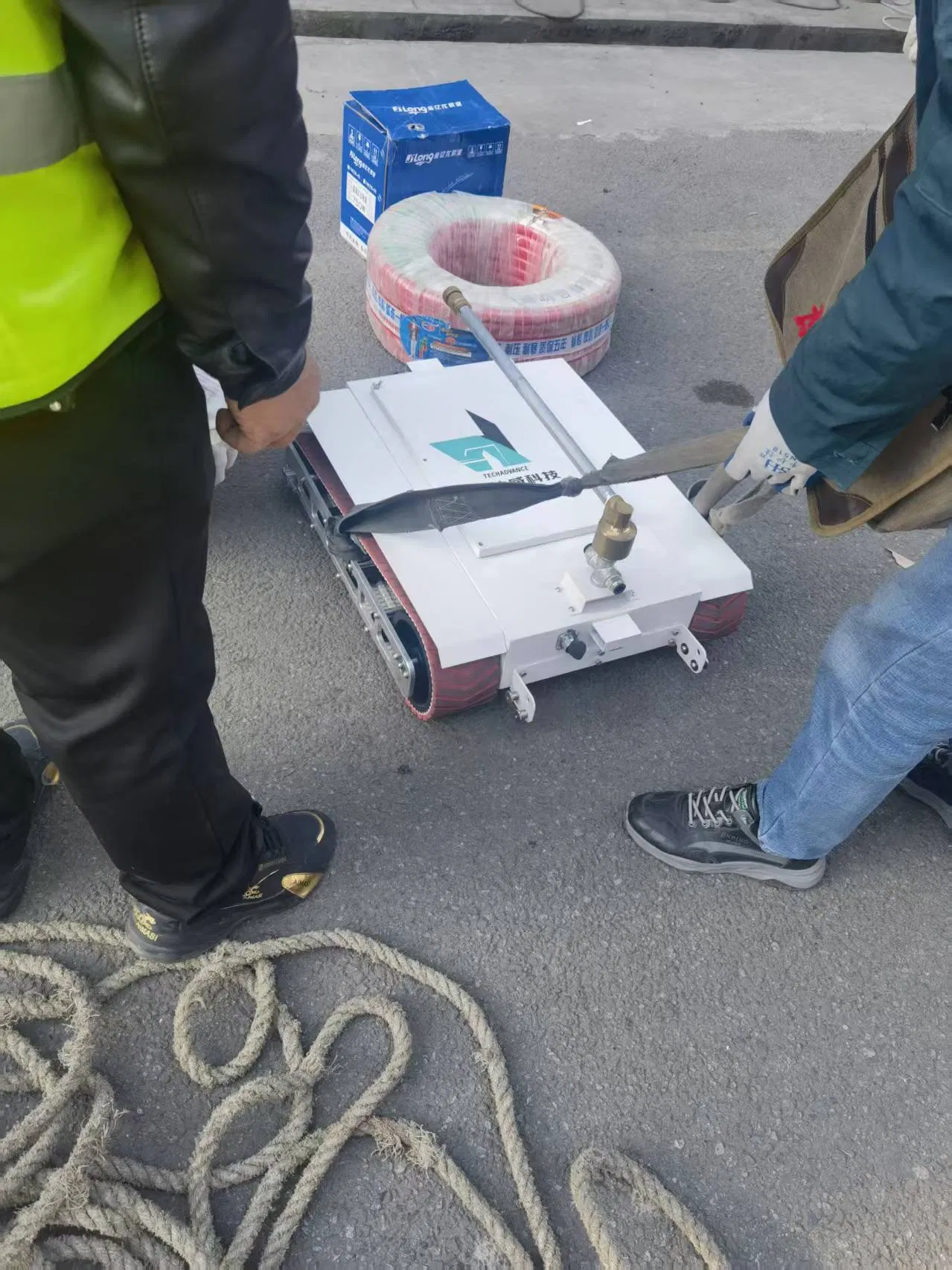 Lithium Battery Power Automatic Solar Panel Cleaning Robot Portable Dry /Water Cleaning Washing Machine for Solar Systems