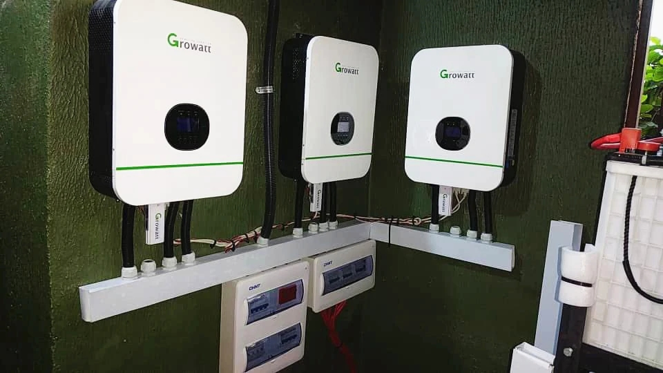 Integrated MPPT Charge Controller SPF5000es off Grid 5kw Growatt Solar Inverter