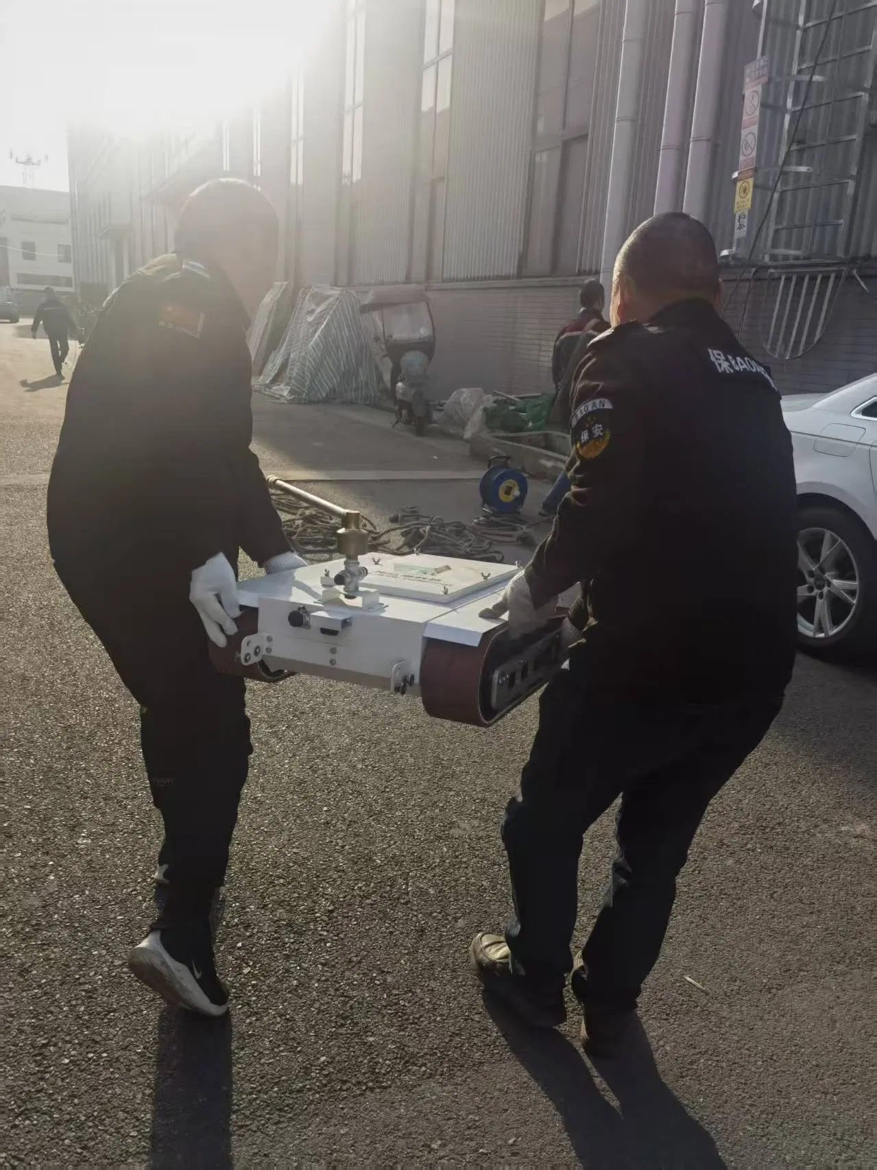 Lithium Battery Power Automatic Solar Panel Cleaning Robot Portable Dry /Water Cleaning Washing Machine for Solar Systems