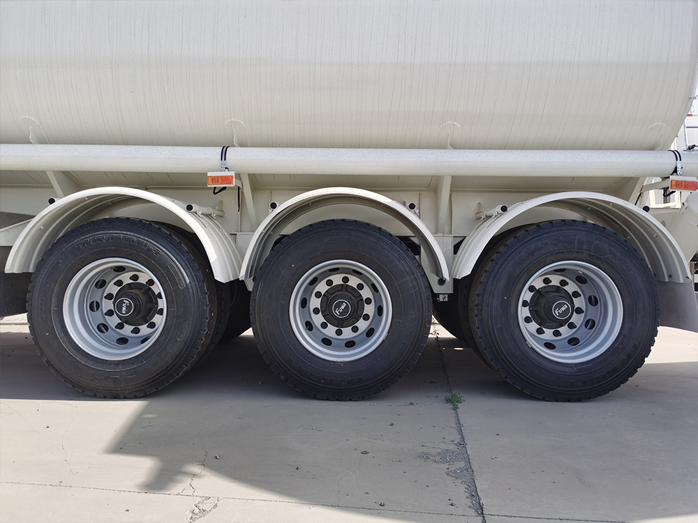 High-Quality 3 Axle Stainless Steel Tank Trailer for Dangerous Goods