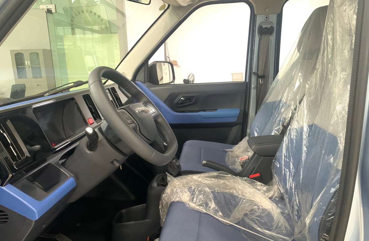 Foton Xiangling Q Gasoline Double - Cab Stake Body Cargo Truck