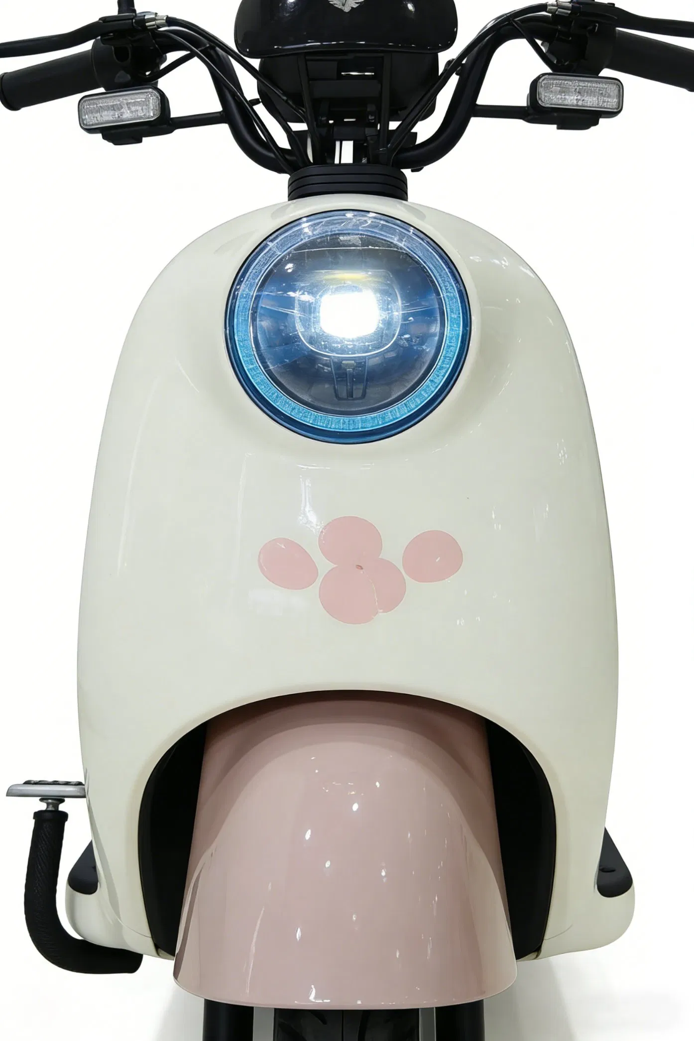 Multifunctional electric tricycle with high-elasticity seat cushion, rear storage compartment and suitable for short-distance transportation.