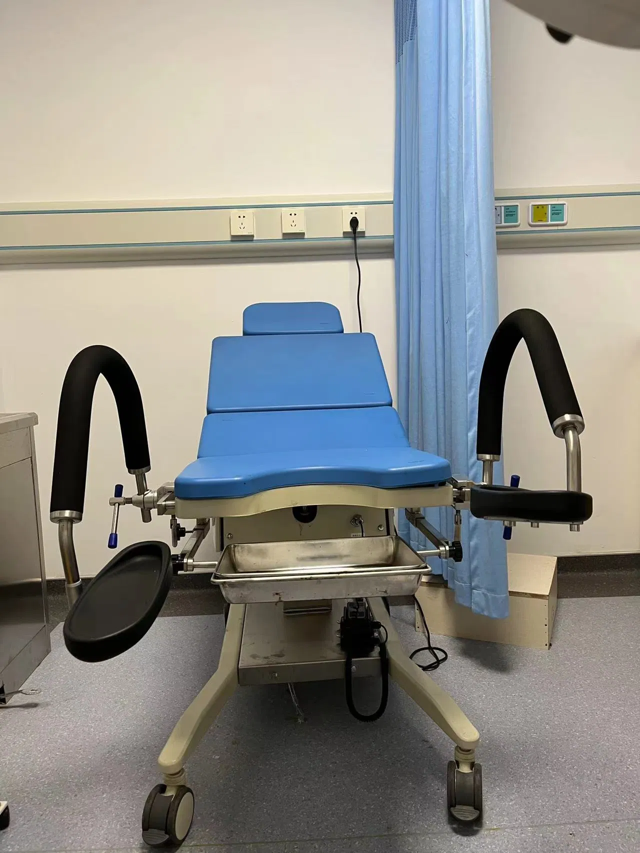 Electric Gynecological Examination Chair with Leg Holder He-609-D