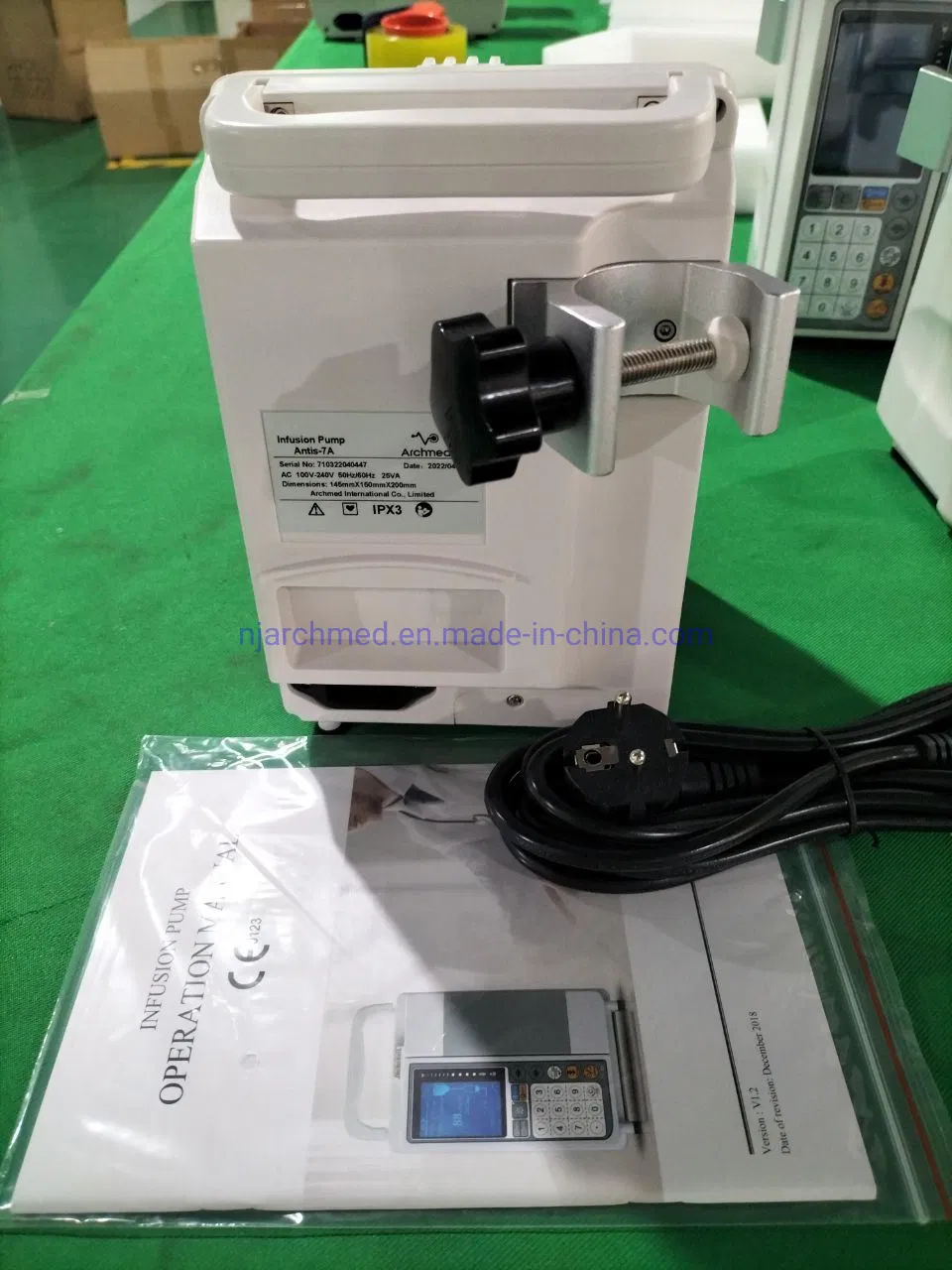 Medical Equipment Portable Automatic User-Friendly Infusion Pump with 3.2′ ′ Brightness LCD Screen Medical Instrument