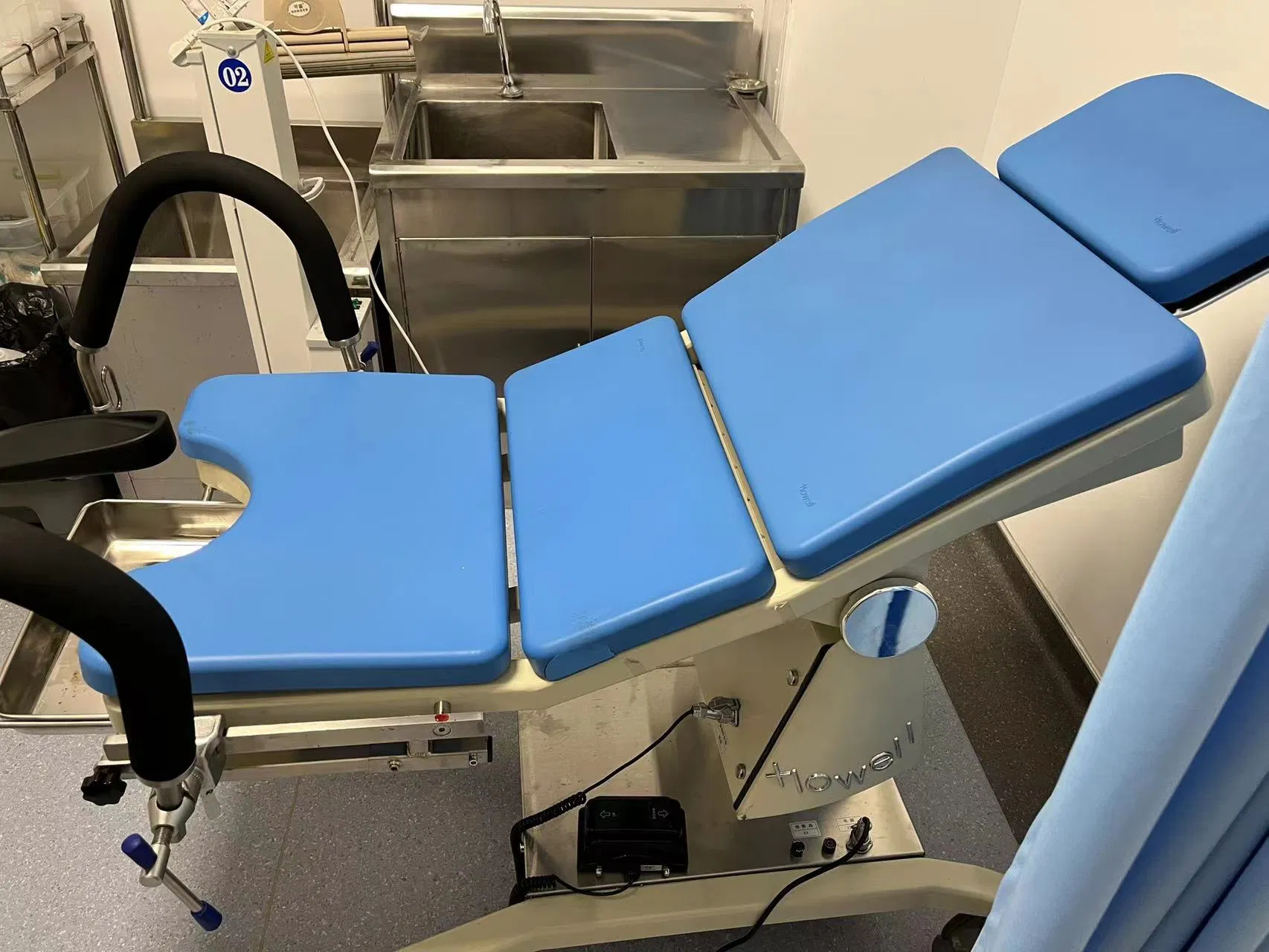 Electric Gynecological Examination Chair with Leg Holder He-609-D