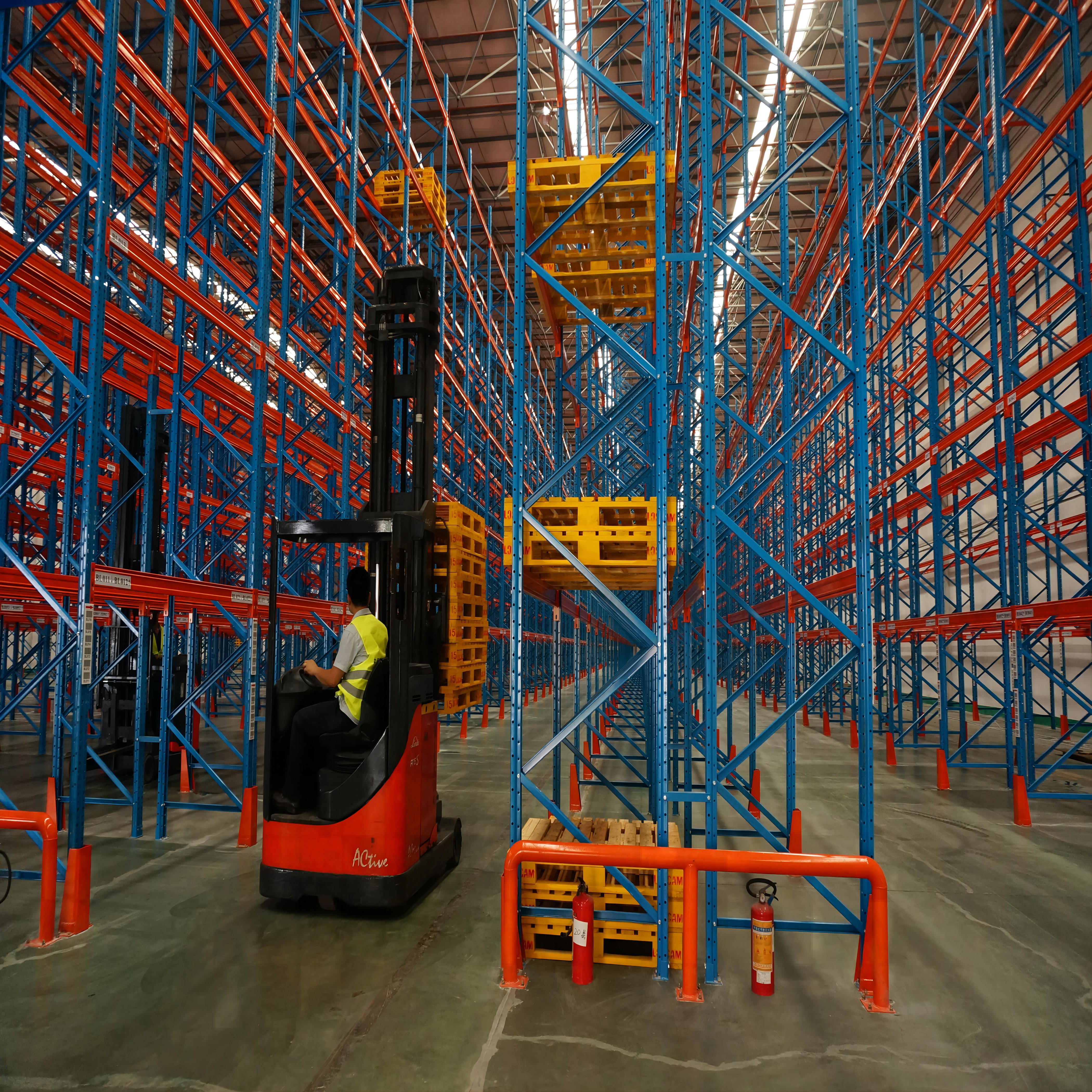 China Factory Direct Heavy-Duty Steel Pallet Rack Adjustable Warehouse Storage Shelving Metal Pallets Stacking Racks Shelves