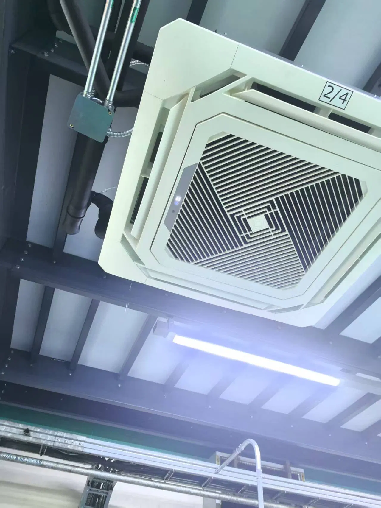 Solar Powered Air Conditioner Large Outdoor Indoor Unit DC Air Conditioner for Household and Commercial Use