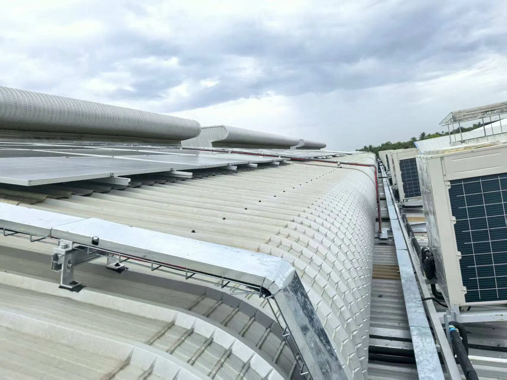 Solar Powered Air Conditioner Large Outdoor Indoor Unit DC Air Conditioner for Household and Commercial Use