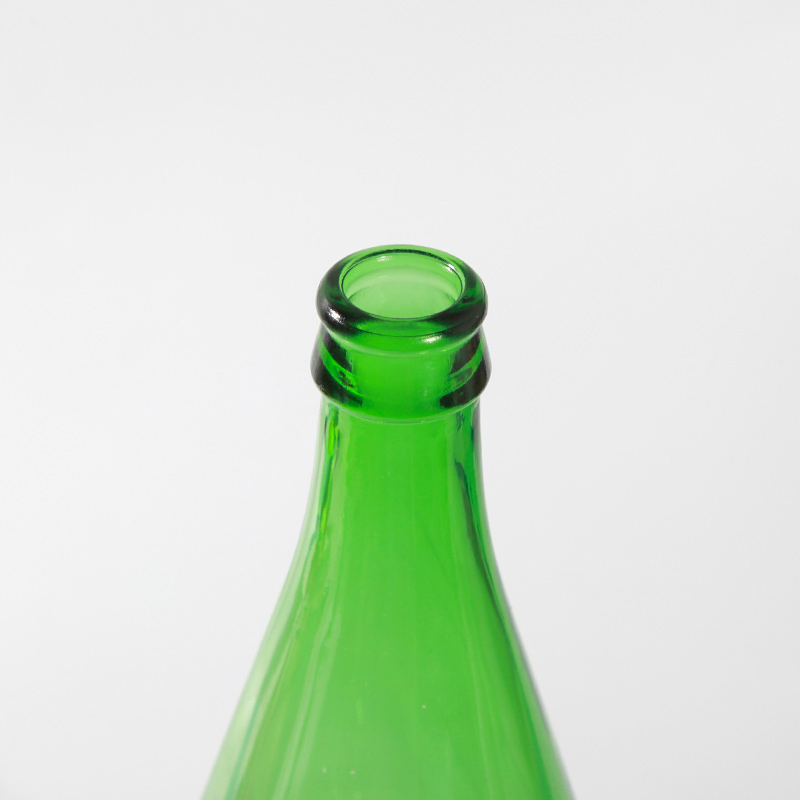 1L Empty Lightweight Green Glass Wine Bottles with Corks for Sale