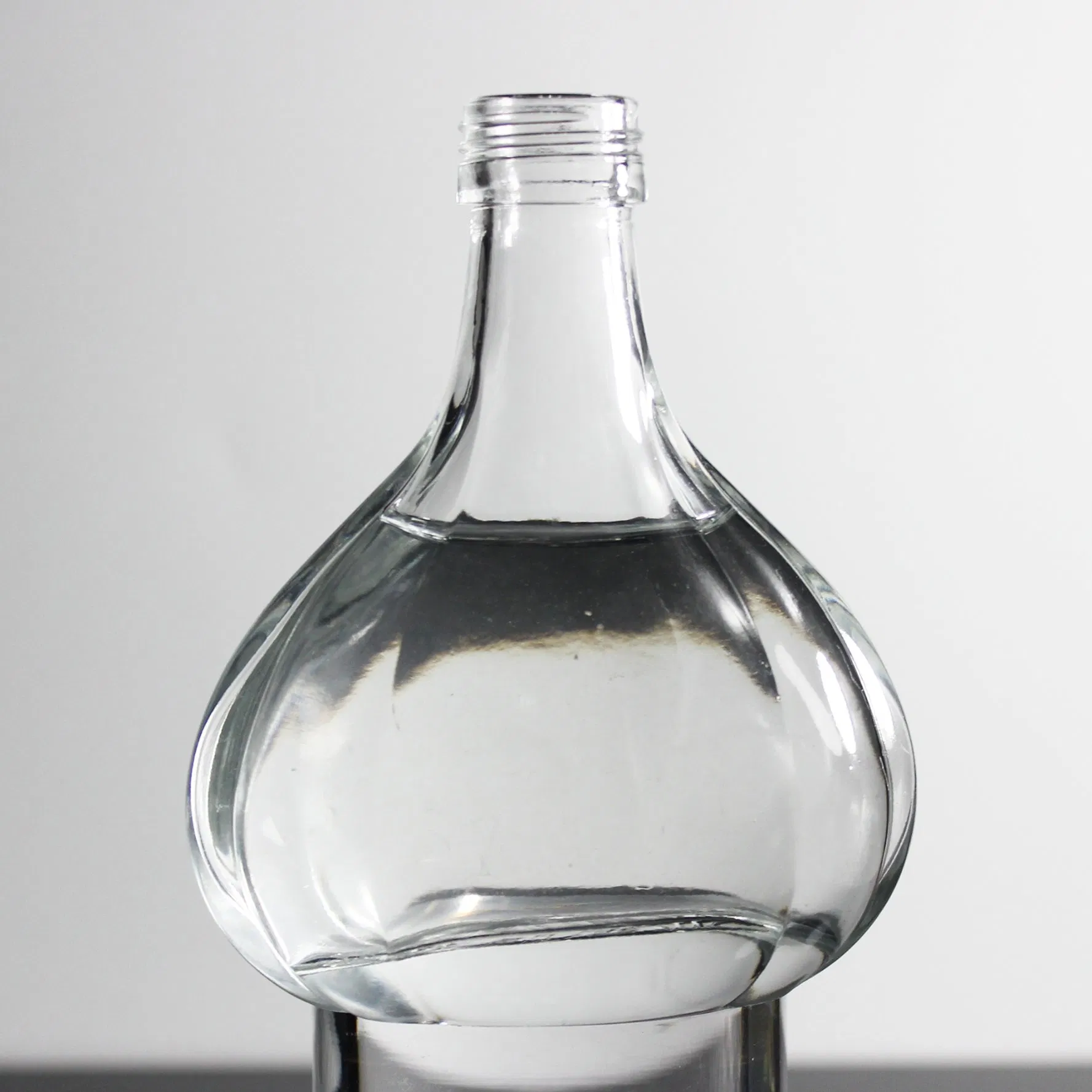 Special Shape Fancy 135ml Mini Empty Gin Vodka Bottle Rum Brandy Spirit Whisky Alcohol Bottle Xo Glass Bottles with Aluminum Cap for Gift Collection