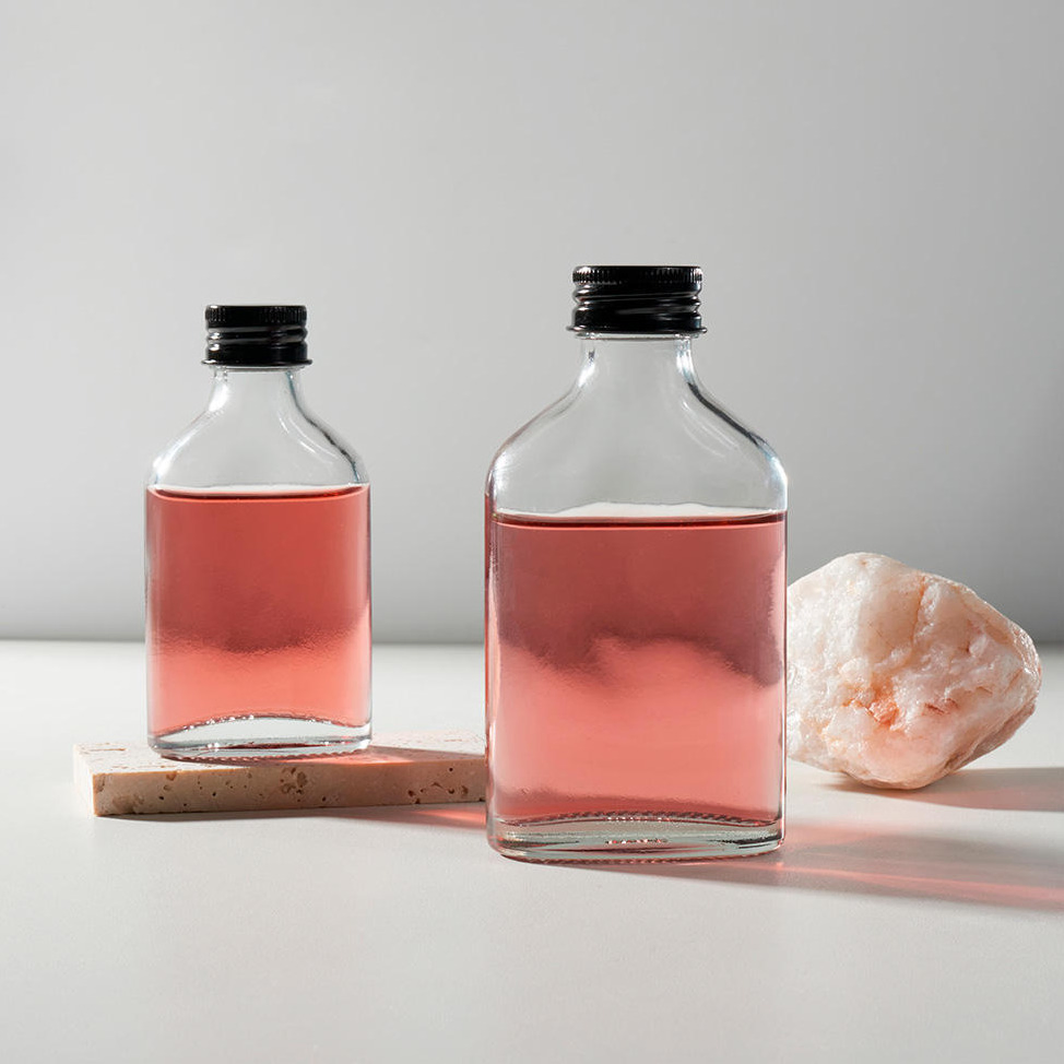 Modern Design Glass Bottle with Wood Grain Finish Screw Cap for Unique Chinese Liquor Brand Presentation