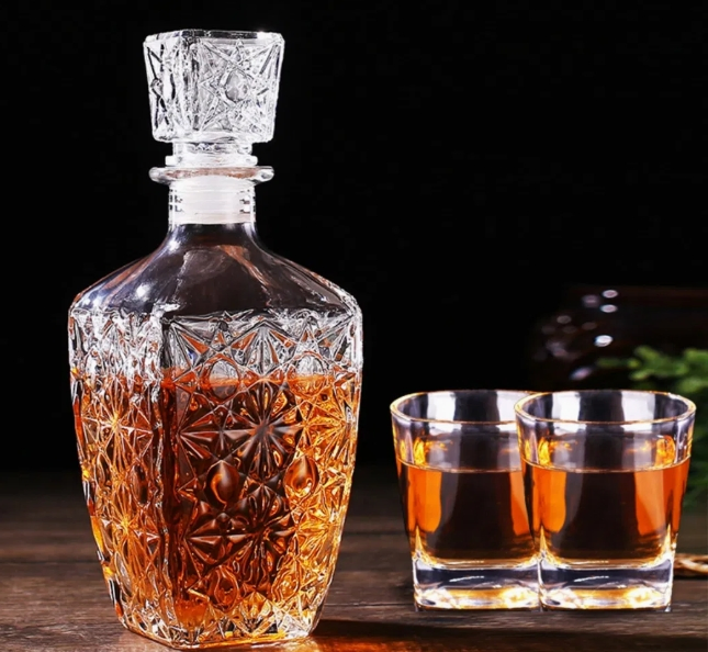 Customized 375ml, 500ml, 700ml, 800ml Square Transparent Relief-Etched Glass Wine Bottles, Suitable for Whisky, Brandy, Rum and Vodka. The Bottle Mouths Are Equ