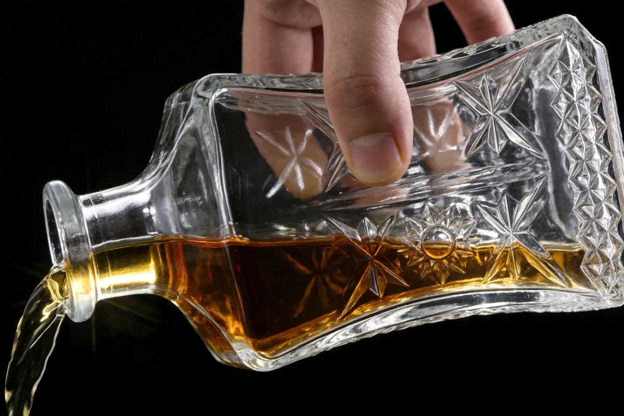 Creative Embossed Design 500ml 750ml Clear Empty Liquor Brandy Whiskey Glass Bottle Wine Decanter