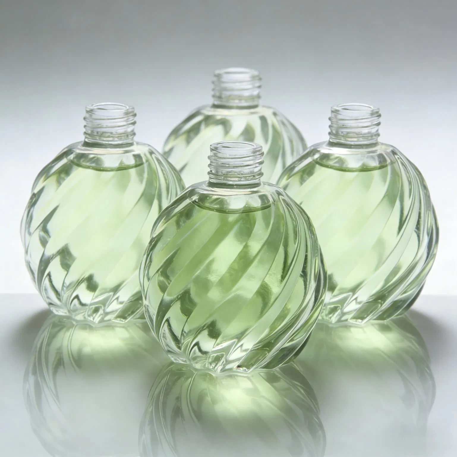 Manufacturer Wholesales Aromatherapy Bottles Indoor Aromatherapy Bottles Customized Logo Diffuser Glass Bottle with Screw Cap Cork Finish